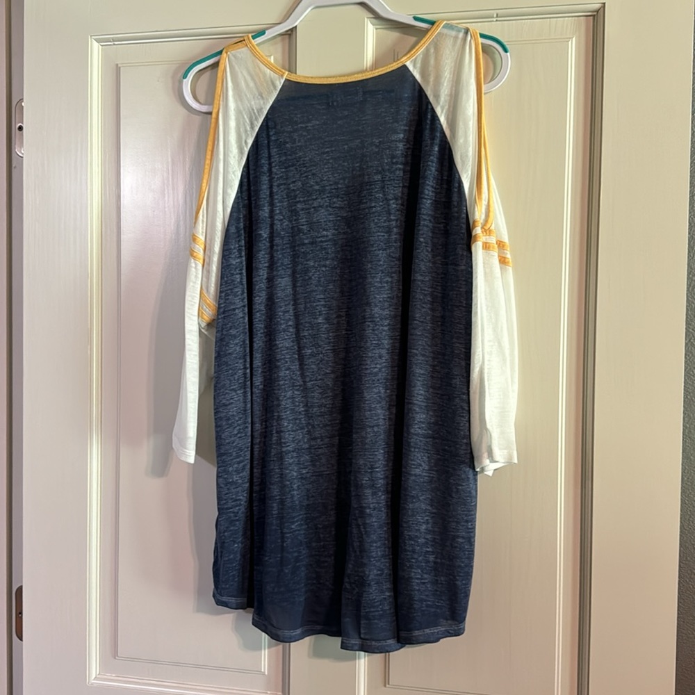 Cold Shoulder Tee - Picture 2 of 5